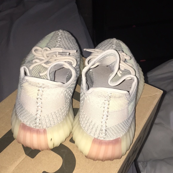Yeezy 350 V2 CITRIN - Picture 2 of 6